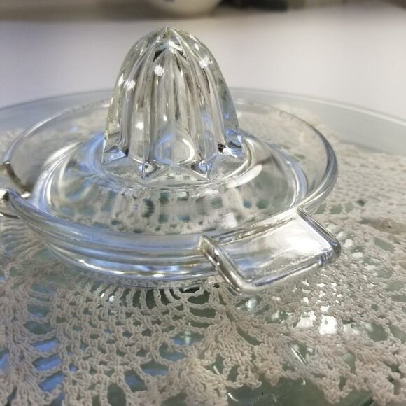 Vintage Juicer Reamer Small Clear Glass Flat Thumb Rest For Citrus Barware (L13) - Picture 5 of 12